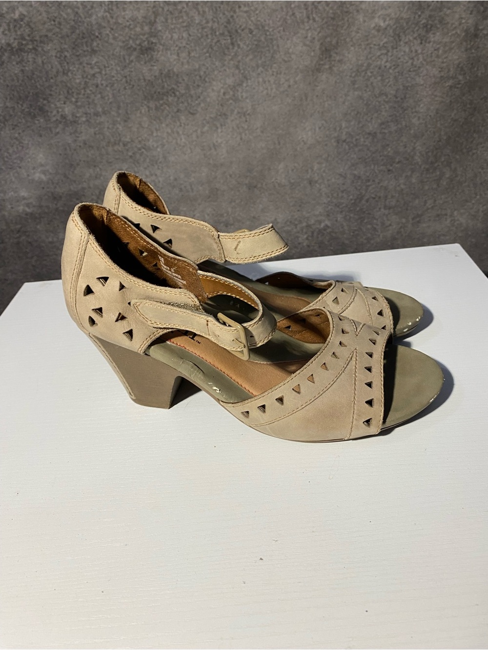 Cobb Hill New Balance Women 8M Taupe Leather Cutout Ankle Strap Wedge Sandals
